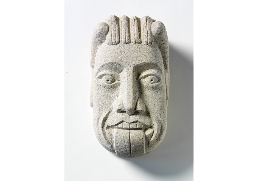 Kopf mit langer Zunge